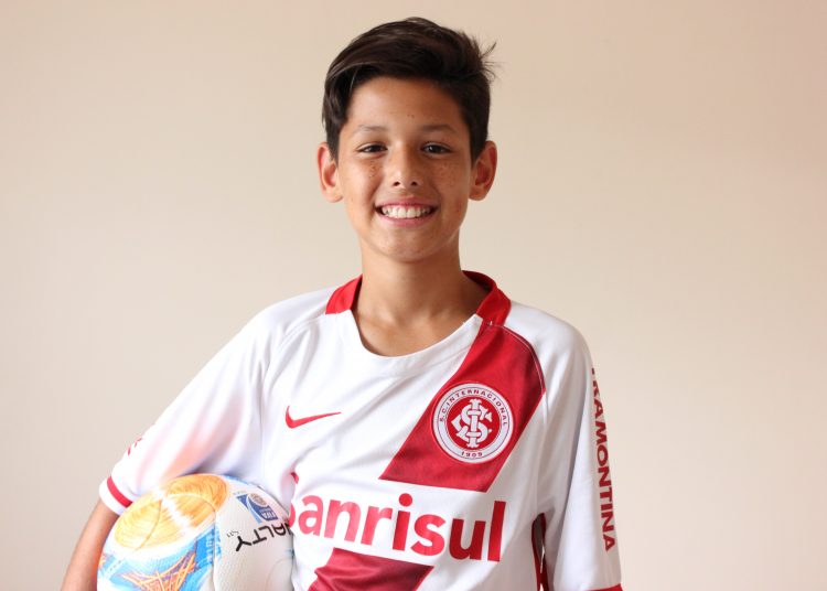 Meia-atacante Vitor Mota veste a camisa do Internacional | Foto: Silvio Barbosa