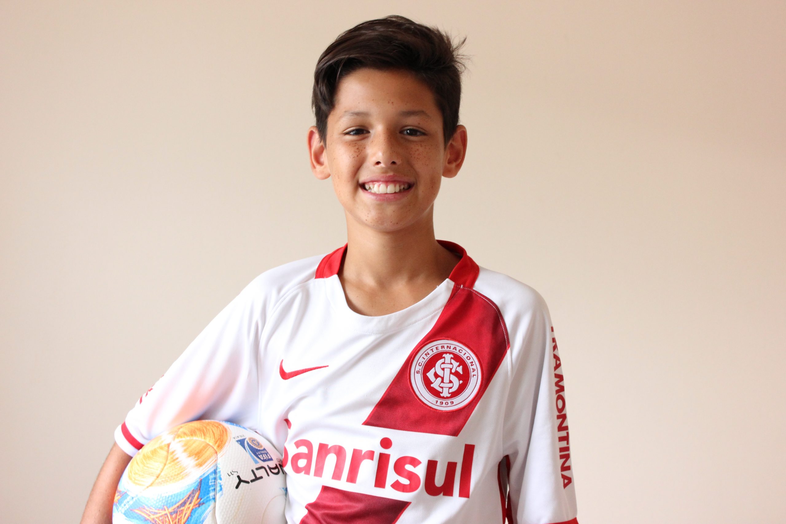 Meia-atacante Vitor Mota veste a camisa do Internacional | Foto: Silvio Barbosa