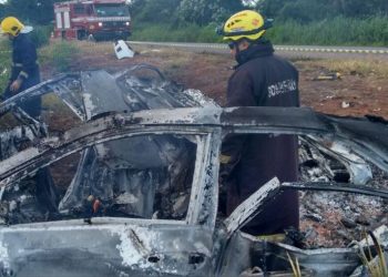 As vítimas estavam em um Toyota Corolla, quando a mulher, que conduzia o veículo, invadiu a pista contrária e colidiu frontalmente com uma carreta Volvo