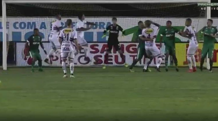 Anápolis e Goias: O jogo foi muito disputado, principalmente no meio de campo. Foram poucos chutes a gol e poucas jogadas de criatividade