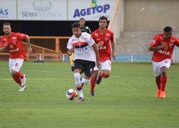 Foi na raça, na união, nos pés de Wanderson. O Atlético venceu o Vila Nova por 1 a 0 e segue firme na liderança do Grupo B do estadual