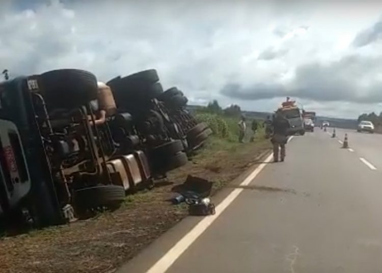 Acidente com carreta na BR-060 \ Motorista saiu ileso | Foto: reprodução PRF