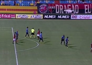 Após cenas lamentáveis, meia Guaraci foi demitido pelo Crac | Foto: Reprodução