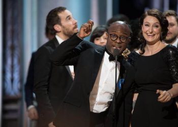 O diretor de Moonlight, Barry Jenkins, recebe o Oscar de Melhor Filme após confusão com entrega da estatueta para La La Land EPA/Lusa/Aaron Poole/AMPAS/Direitos Reservados