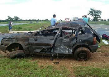Veículo capota em rodovia federal, próximo a Guapó / Foto: Divulgação PRF