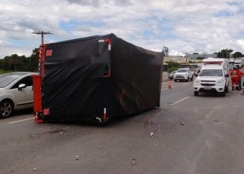 Tombamento interditou trecho do via | Foto: Divulgação/PRF