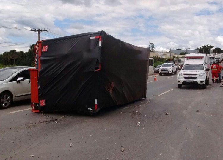 Tombamento interditou trecho do via | Foto: Divulgação/PRF