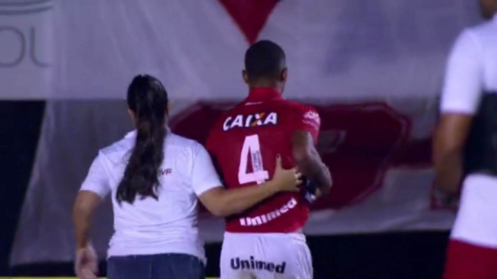 Zagueiro Brunão é consolado ao sair de campo depois de falha determinante para o resultado da partida | Foto: Reprodução