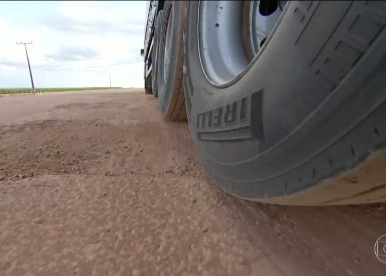 De acordo com a matéria, Das estradas usadas para escoamento, 60% têm problemas no asfalto | Foto: Reprodução/TV Globo