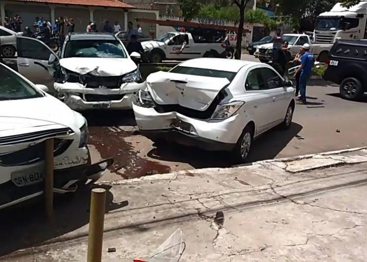 Ladrões destroem pelo menos quatro carros fugindo da Rotam | Foto: Reprodução