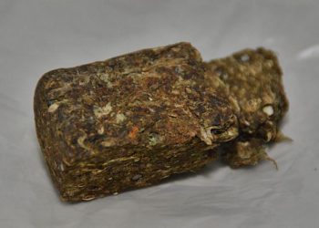 Maconha estava no sutiã da mulher | Foto: Ilustrativa