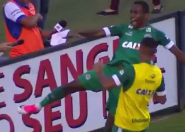 Goiás - Carlos Eduardo participou dos três gols do Goiás | Foto: reprodução