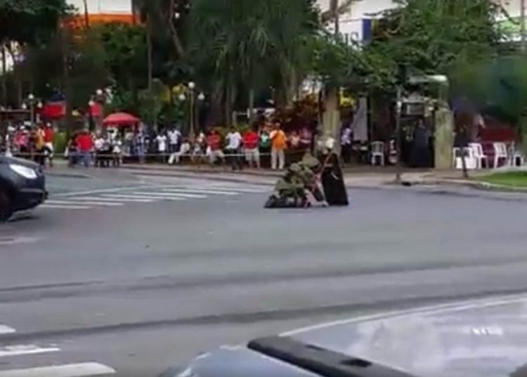 Artefado foi detonada pelo Esquadrão Antibomba da Polícia Militar sob o olhar atento dos transeuntes da região central da cidade | Foto: Reprodução/Bill Guerra