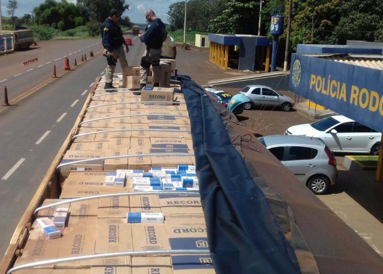 Carga de cigarros contrabandeados é avaliada em R$ 1 milhão | Foto: Divulgação/PRF