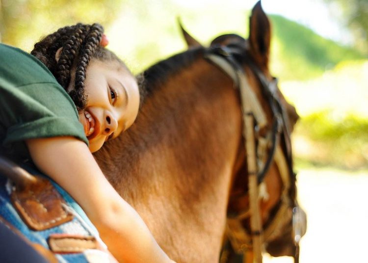 Equoterapia é um método terapêutico e educacional, que utiliza o cavalo dentro de uma abordagem multidisciplinar e interdisciplinar | Foto: Reprodução