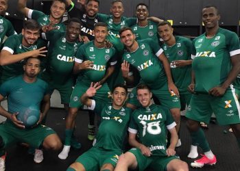 Jogadores do Goiás brincam com Walter nos vestiários após eliminarem o Atlético | Foto: Reprodução