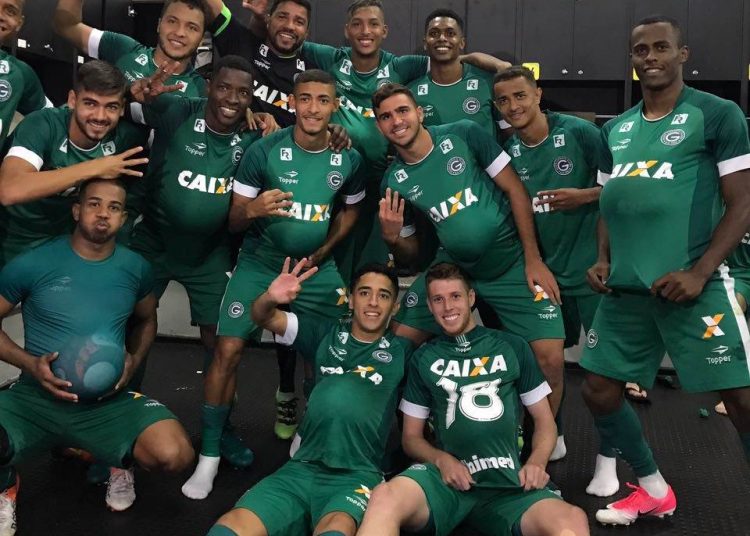 Jogadores do Goiás brincam com Walter nos vestiários após eliminarem o Atlético | Foto: Reprodução