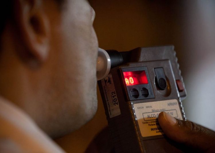 Homem alegou que havia apenas comido um bombom de licor e questionou a calibração do aparelho de medição do teor alcoólico | Foto: Reprodução