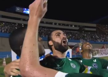 Goiás | Léo Gamalho comemora com os companheiros o gol da vitória sobre o Flu | Foto: divulgação