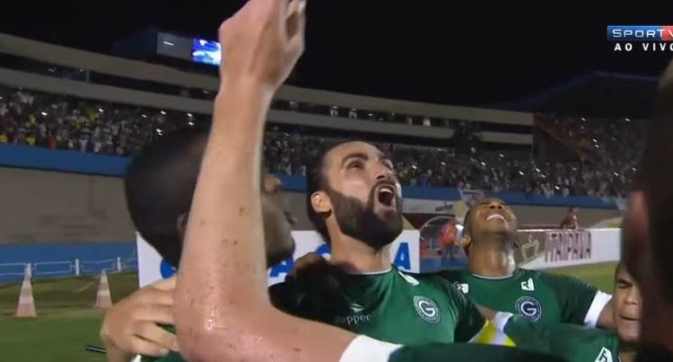 Goiás | Léo Gamalho comemora com os companheiros o gol da vitória sobre o Flu | Foto: divulgação