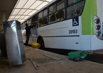 Ônibus ficou destruído após ação dos torcedores | Foto: Ilustrativa/Edilson Pelikano