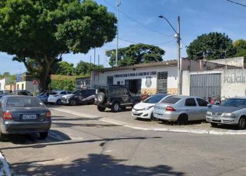 Veículos apreendidos acumulados no 1º Distrito Policial de Aparecida de Goiânia | Foto: Folha Z