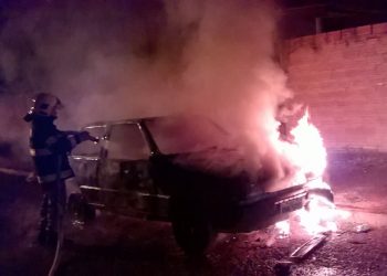 Caso de carros incendiados aconteceu até mesmo no pátio da Prefeitura de Jataí | Foto: Divulgação/Corpo de Bombeiros