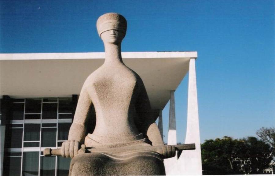 Nada escapa à política. Judiciário que o diga