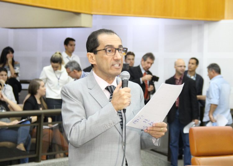 Jorge Kajuru (PRP) usa tribuna para pedir demissão de secretário de Iris Rezende | Foto: Eduardo Nogueira