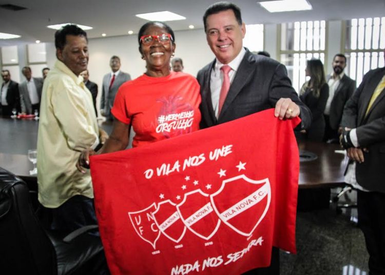 Joelma Fernandes, a Nega Brechó, torcedora-símbolo do Tigrão, e governador Marconi Perillo | Foto: Divulgação/Governo de Goiás