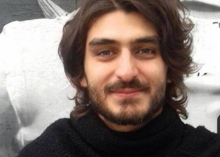 Durante manifestação, estudante Mateus Ferreira foi golpeado na cabeça pelo capitão Augusto Sampaio de Oliveira Neto, subcomandante da 37ª Companhia Independente da Polícia Militar de Goiás | Foto: Reprodução