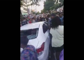 Mulher atropelou manifestantes na tentativa de furar o bloqueio imposto pelo protesto | Foto: Leitor/WhatsApp