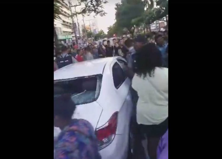 Mulher atropelou manifestantes na tentativa de furar o bloqueio imposto pelo protesto | Foto: Leitor/WhatsApp