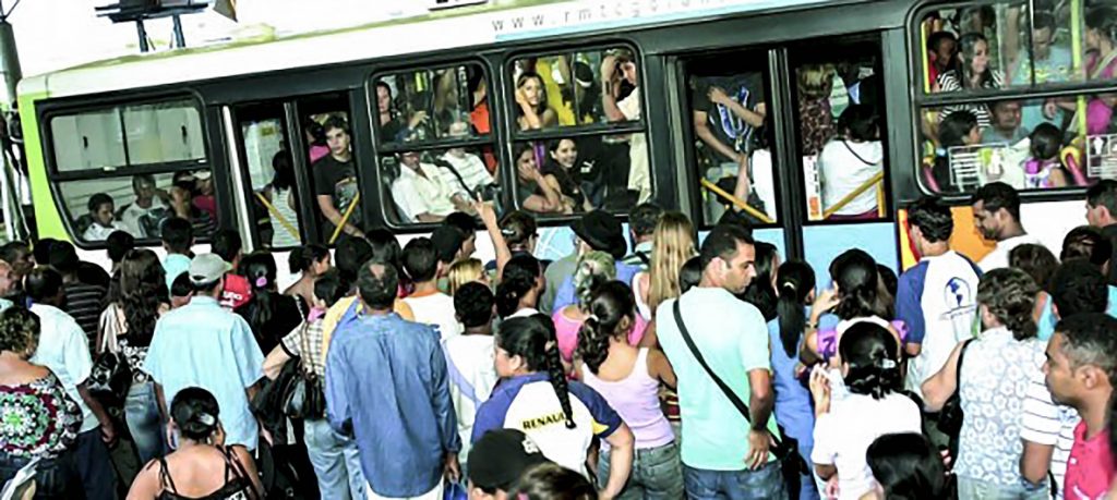 "Antes que o aumento seja autorizado, exigimos renovação da frota, novos pontos de ônibus e limpeza dos já existentes, organização das filas, extensão do eixo-anhanguera, implantação de ar condicionado em todos os ônibus e inclusão dos portadores de deficiência" afirmou Gustavo Mendanha, prefeito de Aparecida de Goiânia / Foto: Reprodução