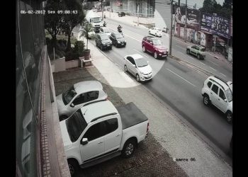 Caso ocorreu na última sexta-feira, 8, na Avenida Jamel Cecílio | Foto: Câmera de vigilância