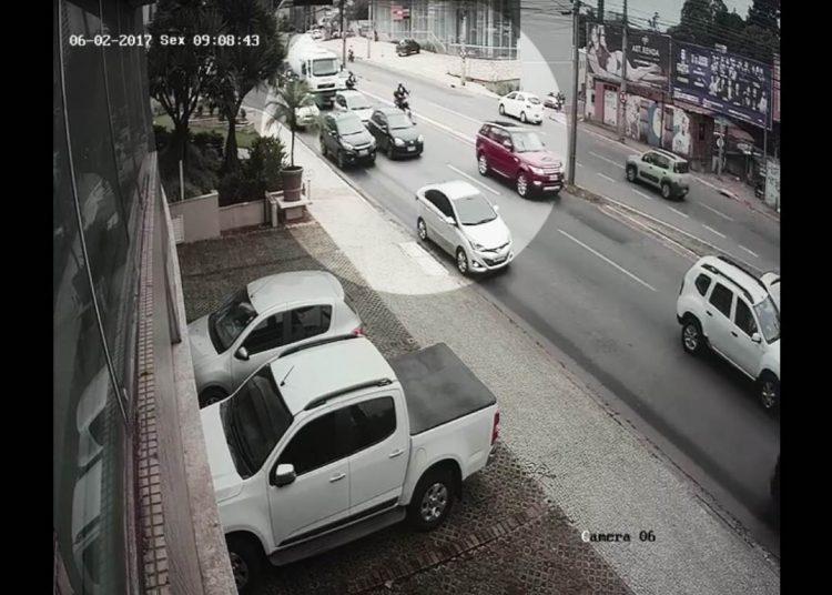Caso ocorreu na última sexta-feira, 8, na Avenida Jamel Cecílio | Foto: Câmera de vigilância