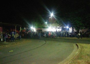 Cerca de 200 manifestantes fazem ato em frente à garagem da Metrobus | Foto: Leitor/WhatsApp