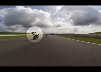 Inconsciente, piloto seguiu sobre a motocicleta e percorreu vários metros antes de colidir contra a barreira de proteção | Foto: Reprodução