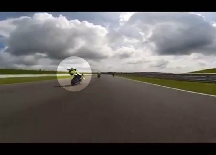 Inconsciente, piloto seguiu sobre a motocicleta e percorreu vários metros antes de colidir contra a barreira de proteção | Foto: Reprodução