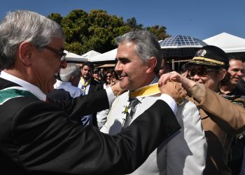 Desembargador Gilberto Marques Filho condecora Carlos Alberto Vicchiatti com a Medalha do Mérito Anhanguera