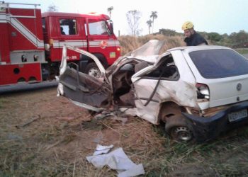 Acidente: carro capotou e ocupantes ficaram presos nas ferragens | Foto: divulgação