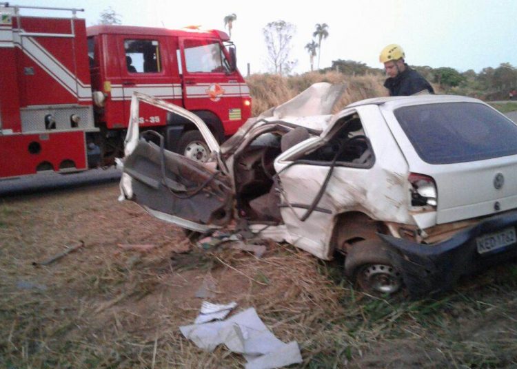 Acidente: carro capotou e ocupantes ficaram presos nas ferragens | Foto: divulgação