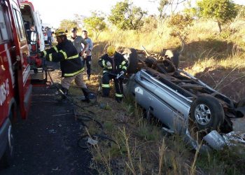 Motorista perdeu o controle do carro e capotou na GO-210 | Foto: Corpo de Bombeiros