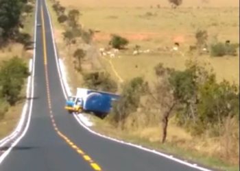 Caminhão cai em ribanceira em rodovia goiana.