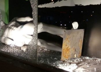 Estrago causado por uma das pedras arremessadas na vitrine | O clique é do amigo Elder Dias do Blog Verde 33