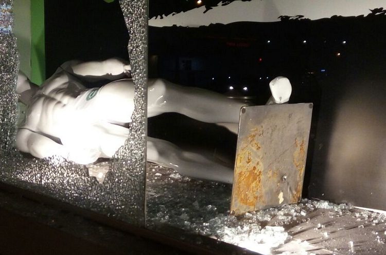 Estrago causado por uma das pedras arremessadas na vitrine | O clique é do amigo Elder Dias do Blog Verde 33