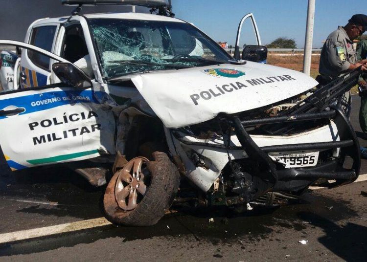 Viatura bate durante perseguição. Um dos suspeitos fica caído no asfalto | Foto: Leitor FZ via WhatsApp