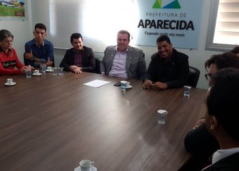 Prefeito de Aparecida de Goiânia Gustavo Medanha ao lado de lideranças aparecidenses, como Maione Padeiro | Foto: Folha Z