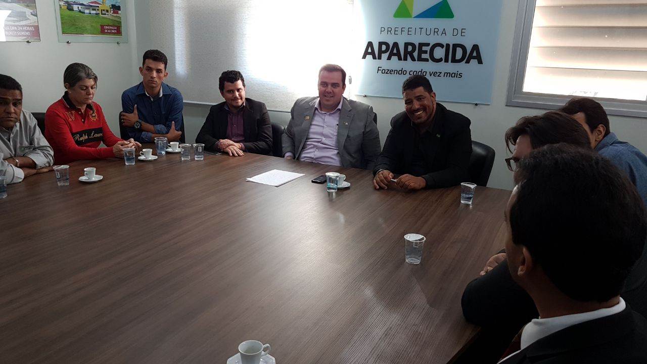 Prefeito de Aparecida de Goiânia Gustavo Medanha ao lado de lideranças aparecidenses, como Maione Padeiro | Foto: Folha Z