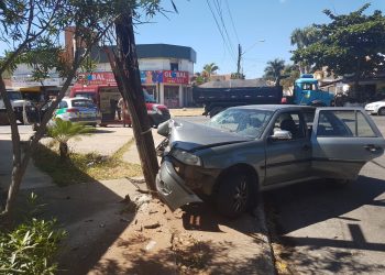 Foragido da justiça que estava neste veículo colidiu no poste | Foto: Folha Z